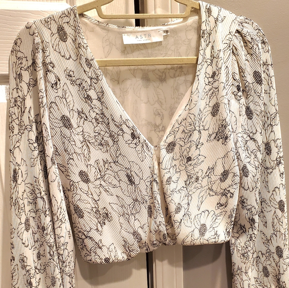 Long-sleeved crop